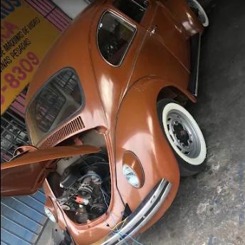 Fusca 1972 na oficina, com o capô aberto, durante serviço elétrico